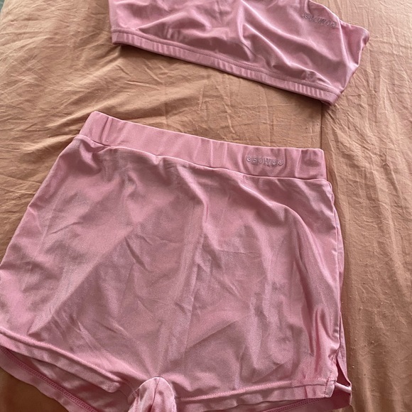 GSUWOO shop so real two piece pink set, very flattering on the body. Never worn - Picture 7 of 7
